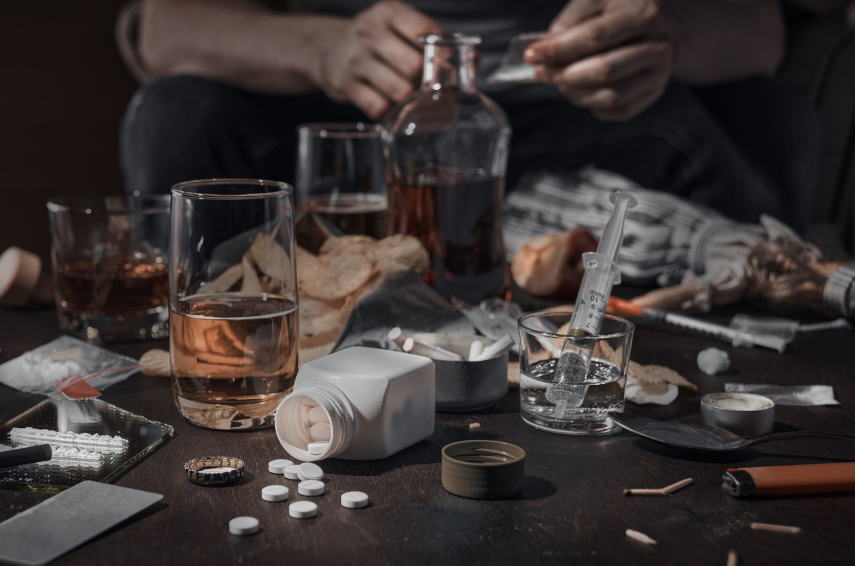 Drogen und Alkohol auf dem Tisch