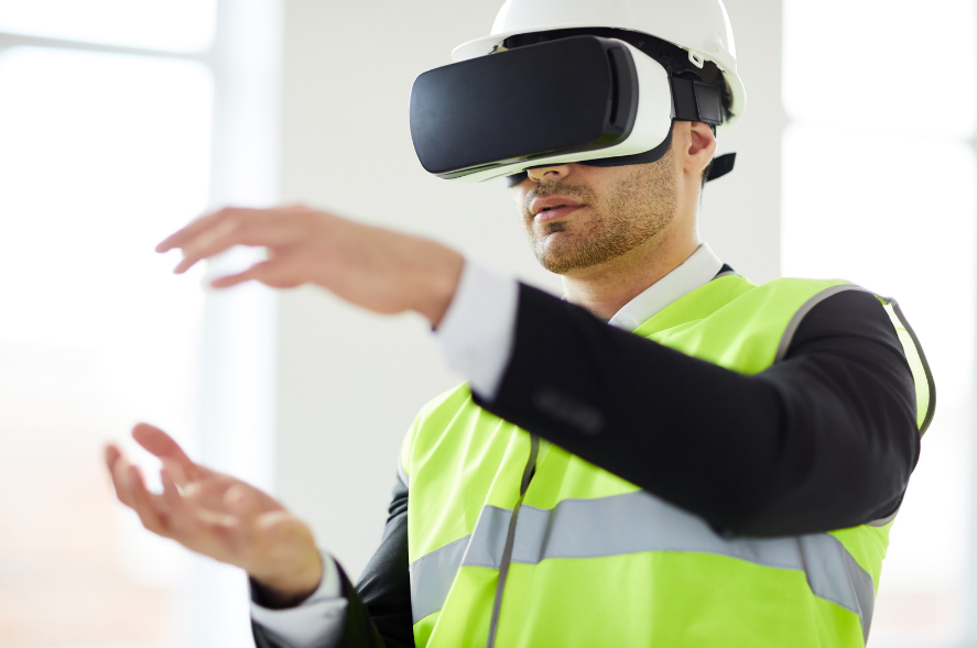 Eine Führungskraft trägt eine Warnweste und eine VR-Brille