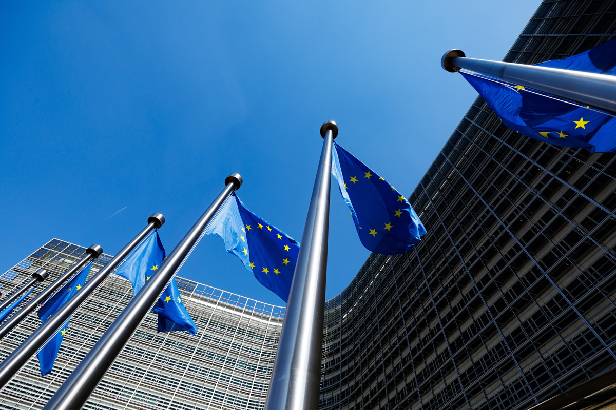 Sechs Flaggen der Europäischen Union nebeneinander