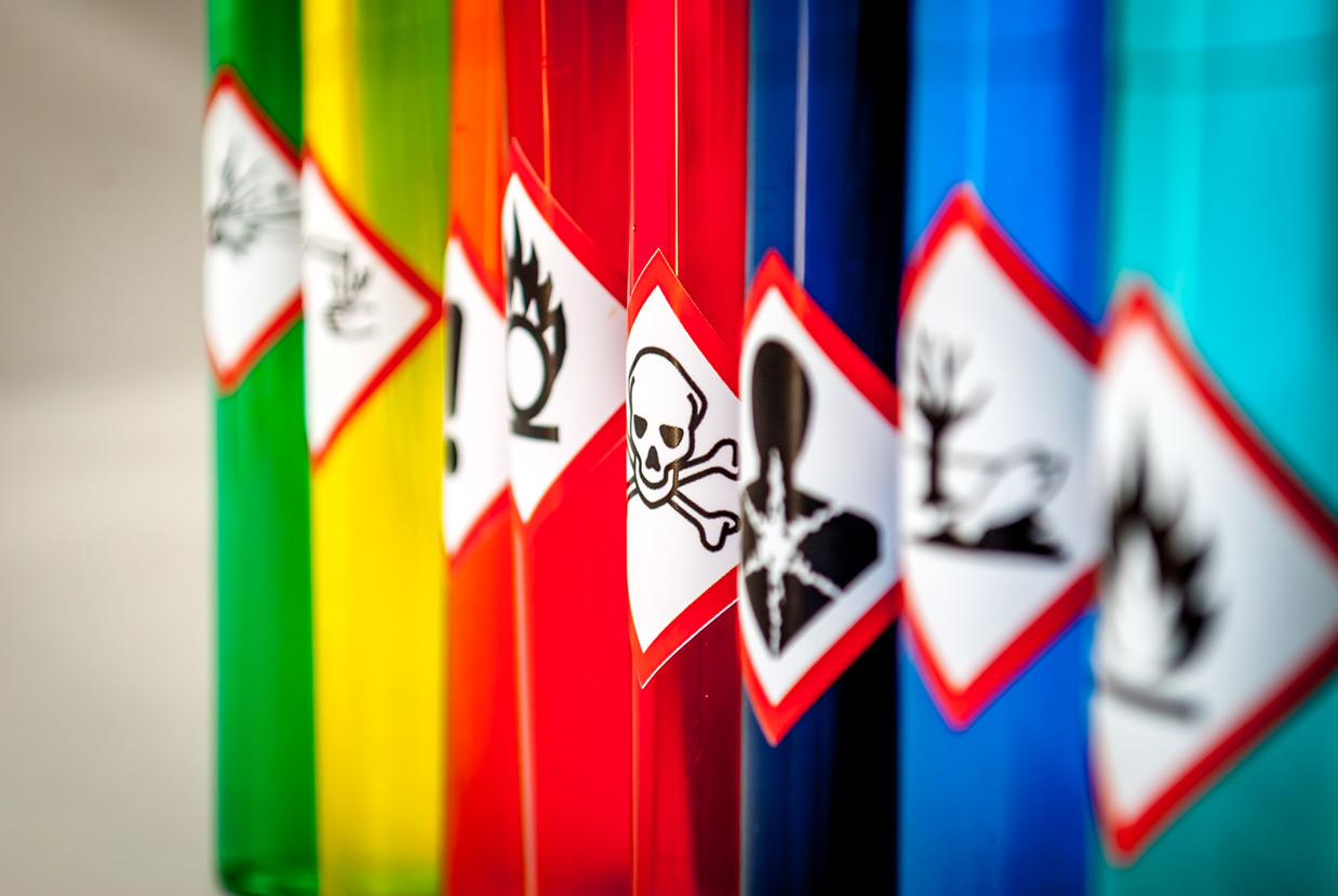 Chemikalien mit verschiedenen Warnsymbolen